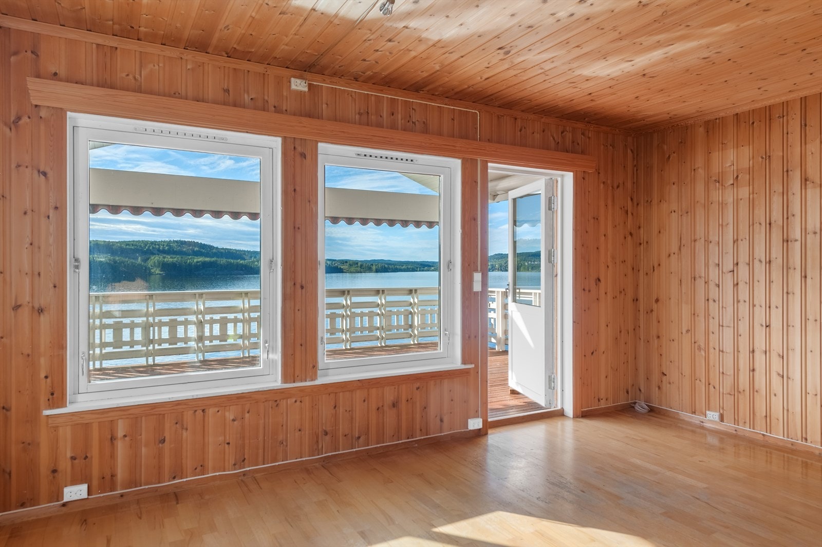 Fra stuen er det også utgang til en stor, overbygget veranda hvor du kan nyte gode solforhold. Galleribilde