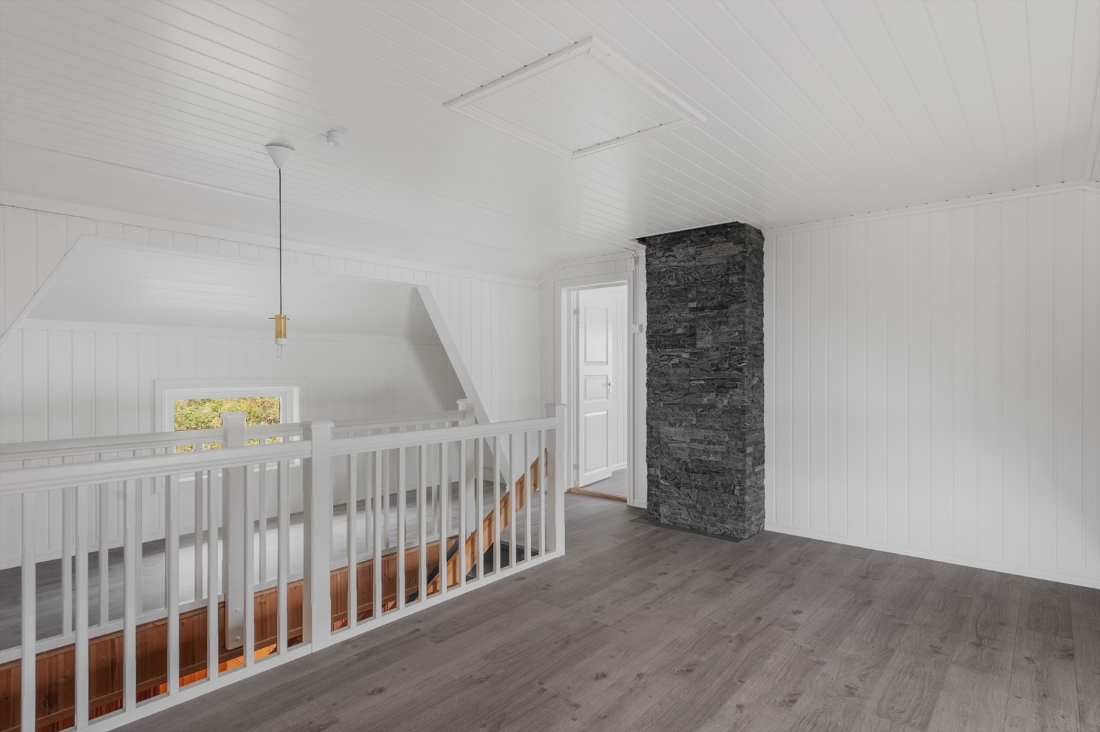 I tillegg til stuen i hovedetasjen, er det en romslig loftstue. Galleribilde