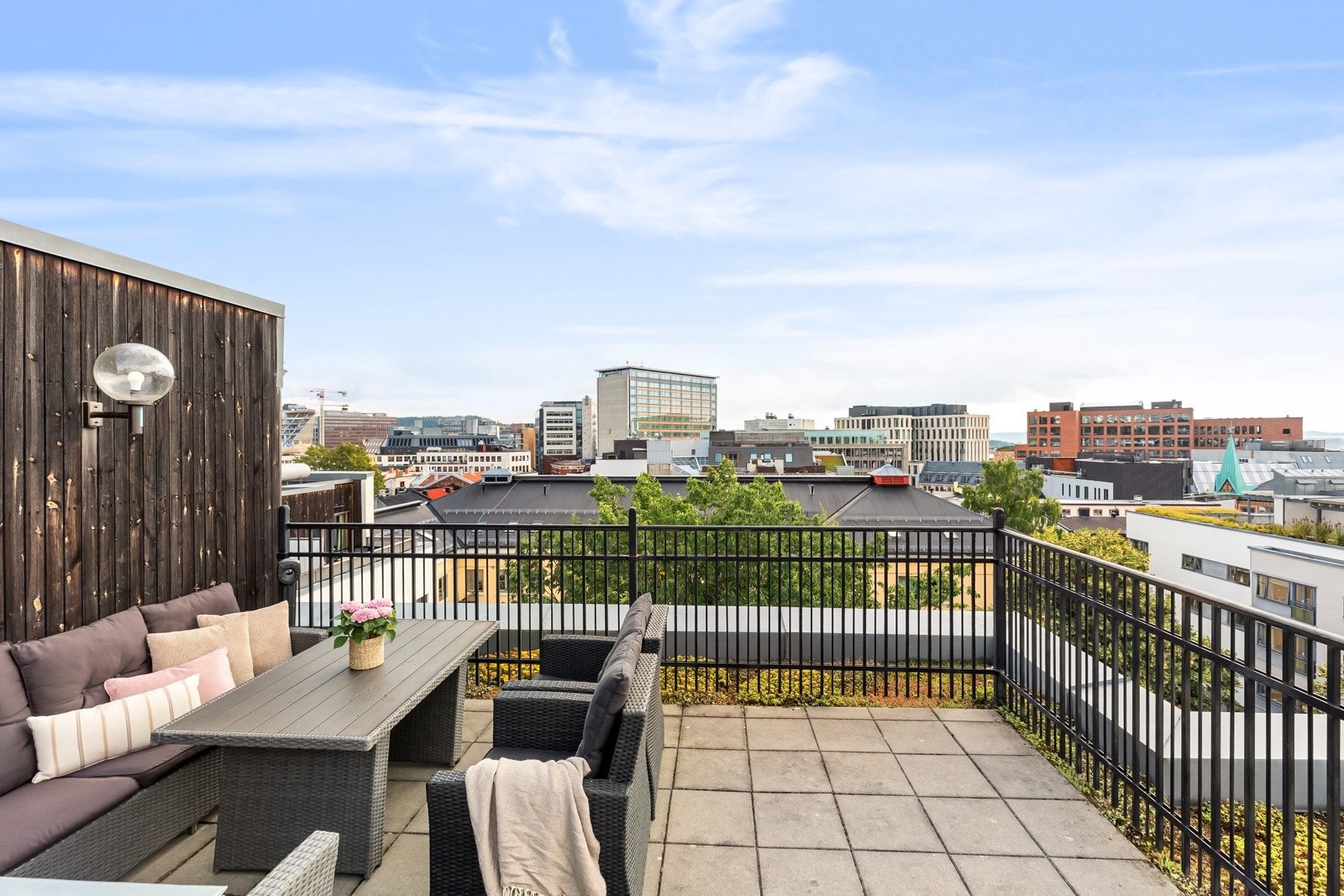 Sameiet har en hyggelig felles takterrasse med gode solforhold hele dagen Galleribilde