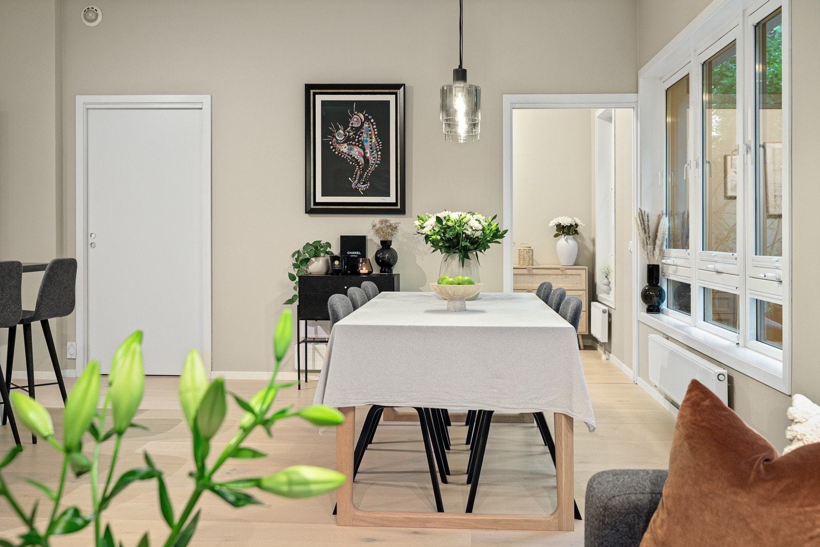 Leiligheten er av god standard med lys 1-stavs eikeparkett og slette vegger og tak malt i en lun farge Galleribilde