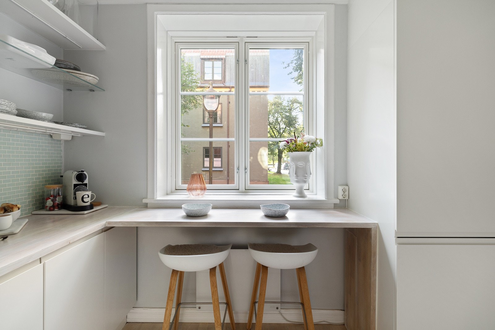 Under vinduet er det en hyggelig barløsning, perkfet for å nyte en god frokost Galleribilde