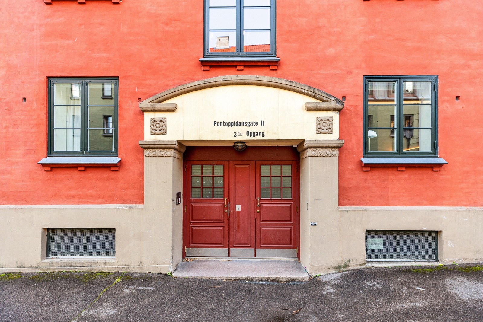 Karakteristisk inngangsparti i Pontoppidans gate 11C Galleribilde
