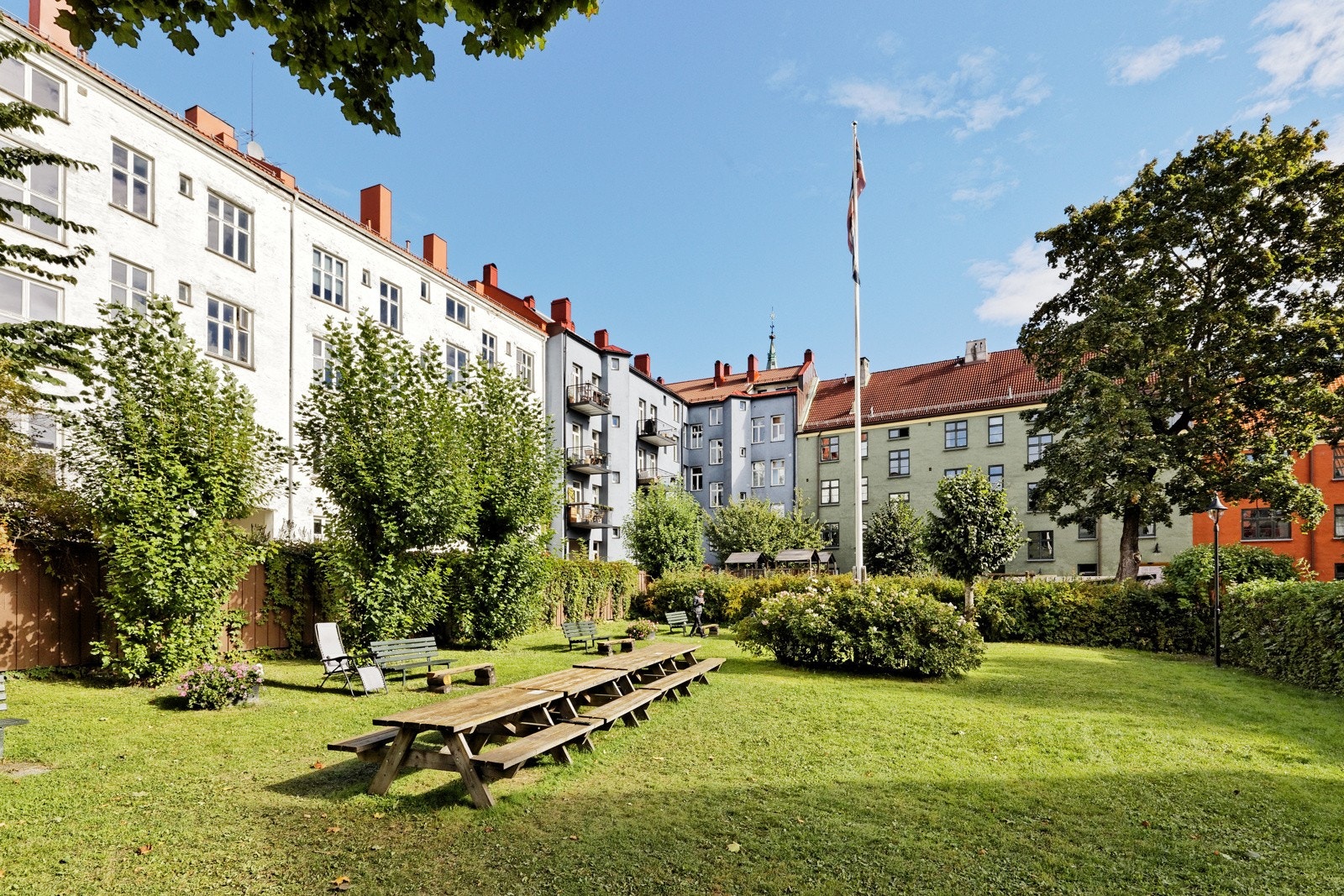 Bakgården har flere sittegrupper, i tillegg til huskestativ og lignende for barn Galleribilde