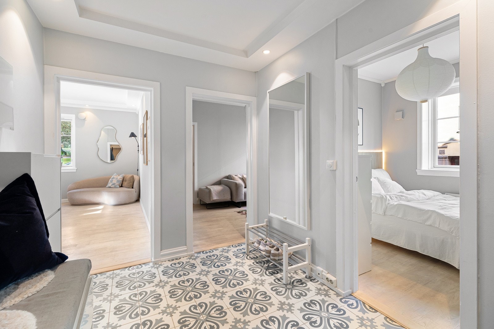 Lekre fliser på gulvene og detaljer som gir leiligheten et moderne preg Galleribilde