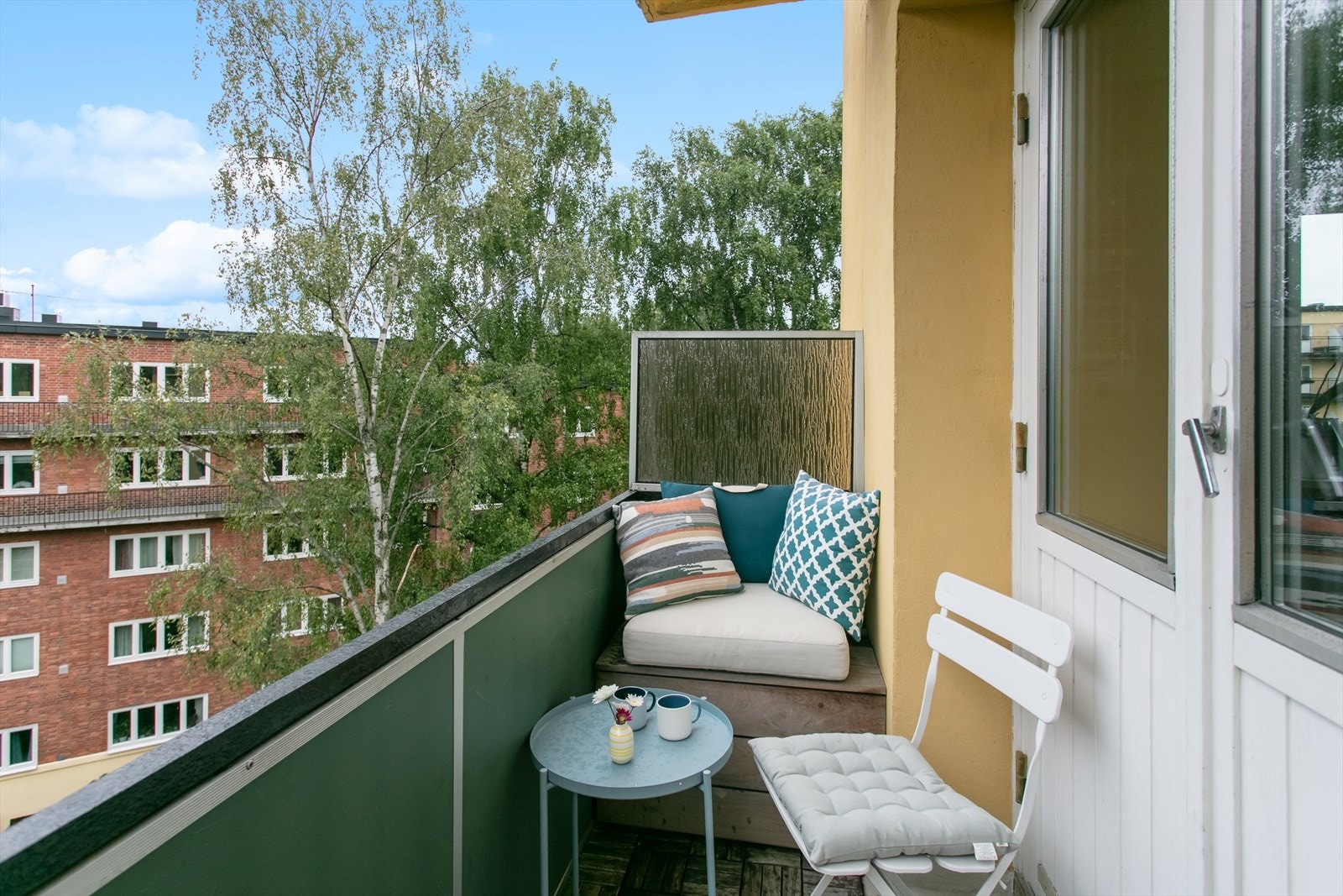 Balkongen fungerer som en forlengelse av stuen på sommerhalvåret. Galleribilde