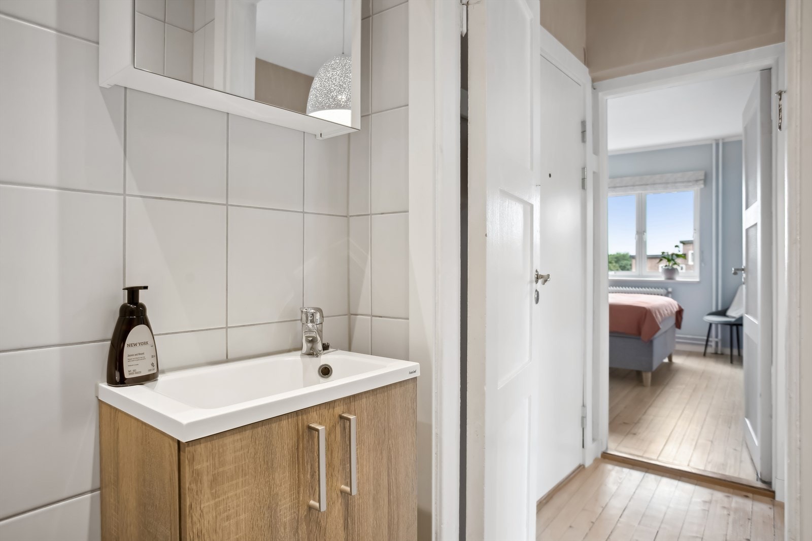 Baderommet består av dusjhjørne, vegghengt toalett, servant med underskap og opplegg til vaskemaskin. Galleribilde