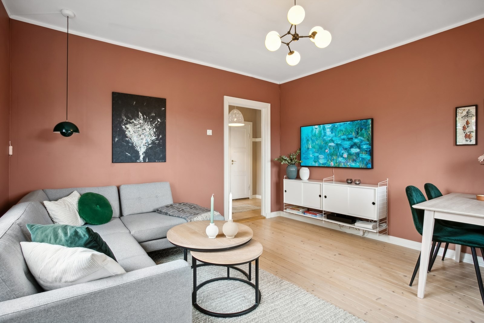 Leiligheten har en romslig stue med god plass til sofagruppe, tilhørende møblement og spisebordsløsning. Galleribilde