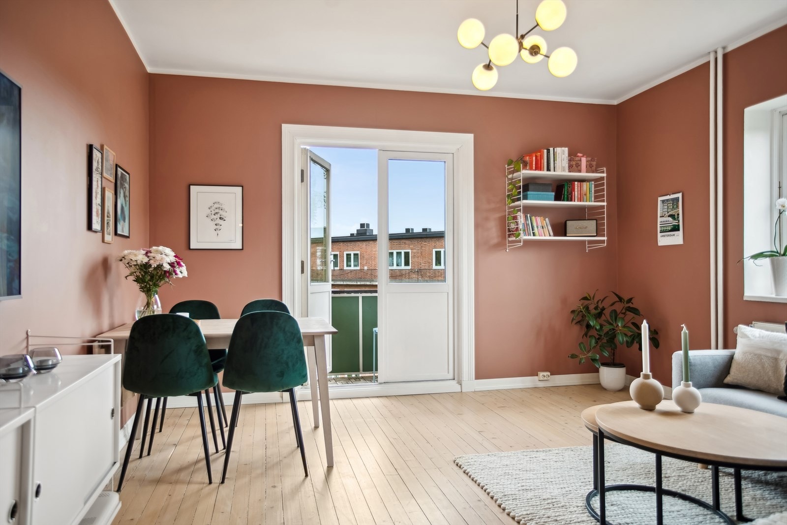 Båhusveien 20 er en klassisk og modernisert 2-romsleilighet med originalt tregulv og god planløsning. Galleribilde