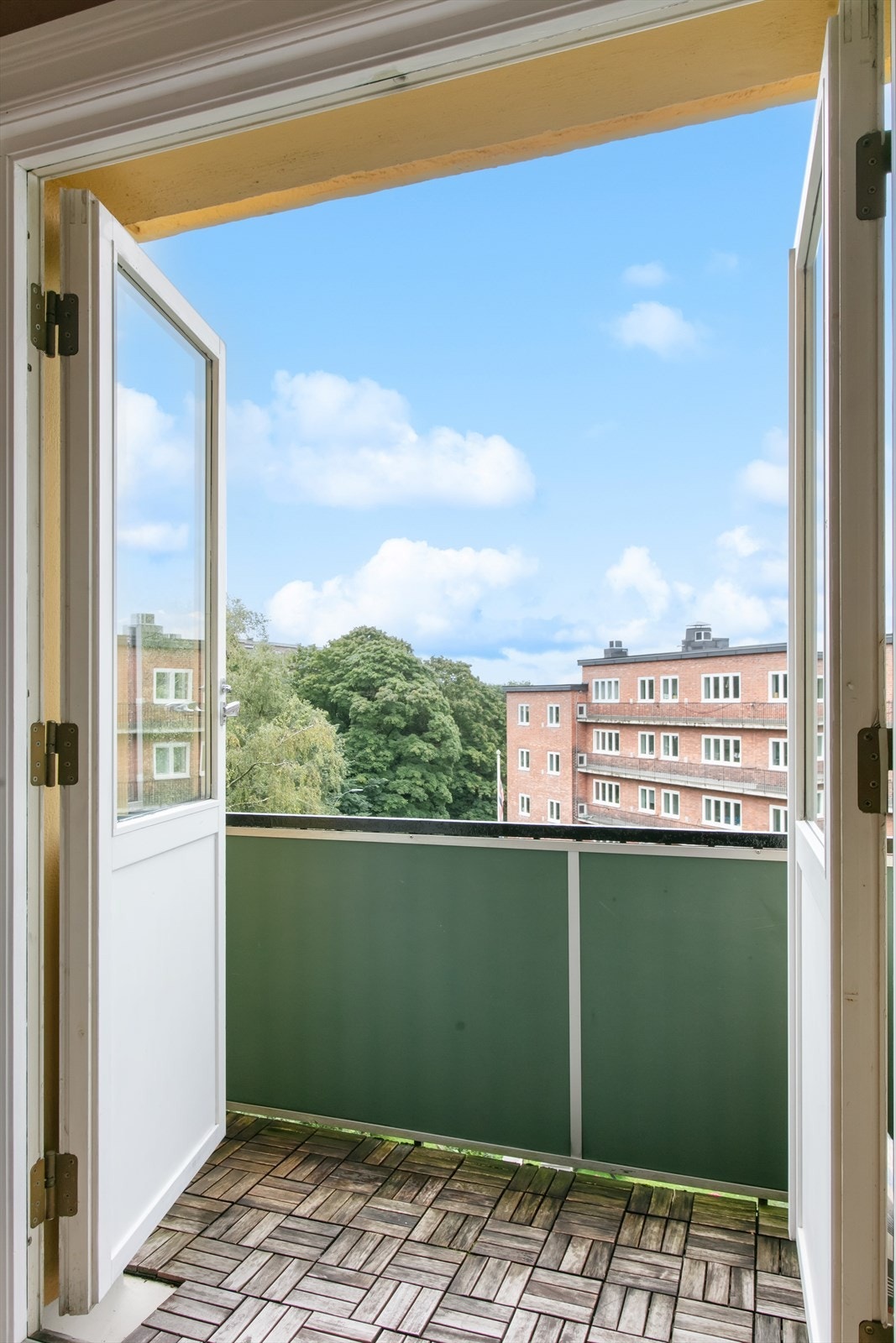 Fra stuen er det dobledører til en flott og lys balkong. Galleribilde