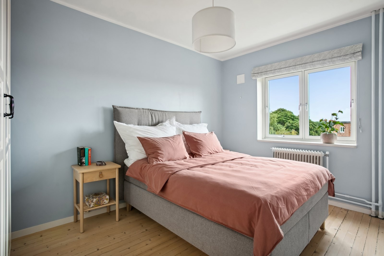 Hovedsoverommet er av god størrelse med plass til dobbeltseng og tilhørende møblement. Galleribilde