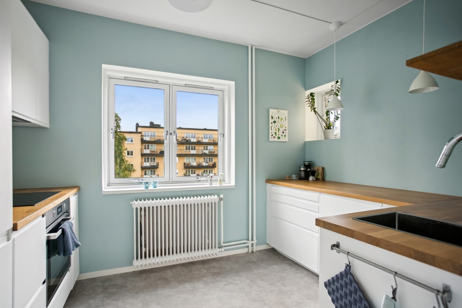 Kjøkkenet ble oppgradert i 2020 av nåværende eier med helt nytt IKEA kjøkkeninnredning og hvitevarer. Galleribilde