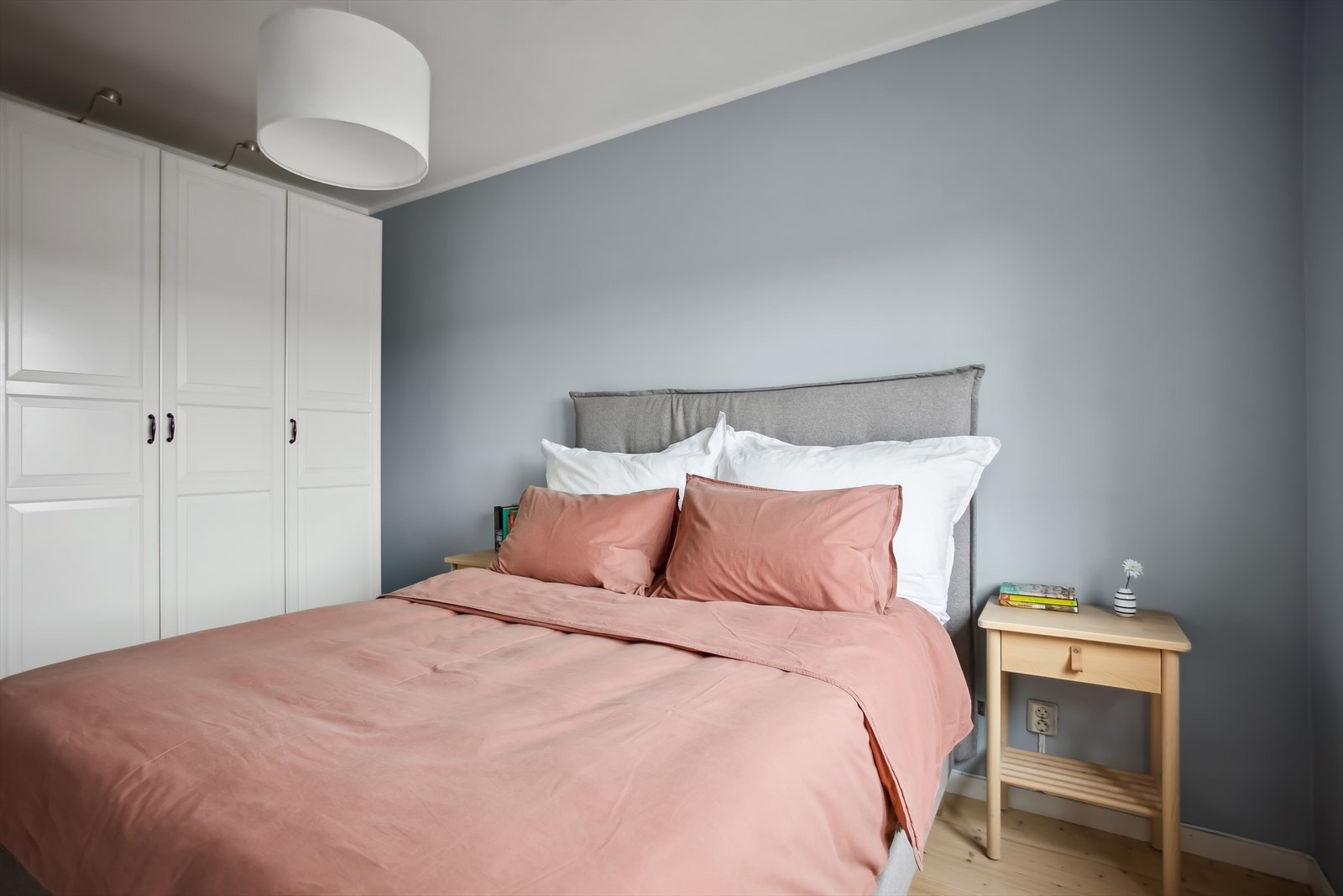 Det medfølger praktisk garderobeskap med praktisk innredning. Galleribilde