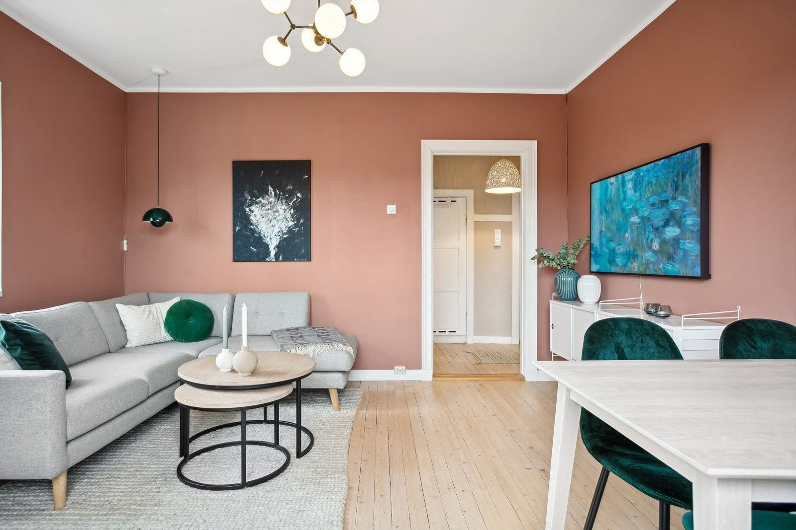 Innvendig har leiligheten en god planløsning med gode møbleringsmuligheter. Galleribilde