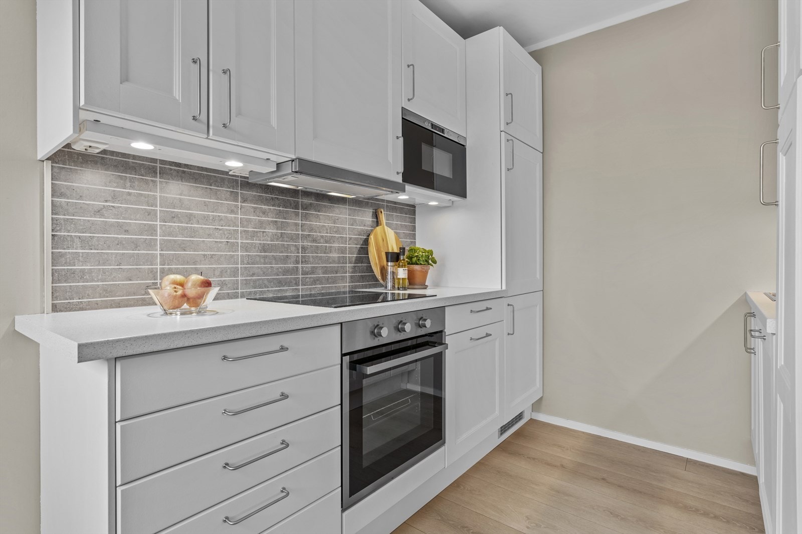 Stilren og lekker IKEA-innredning som har profilerte fronter. Galleribilde