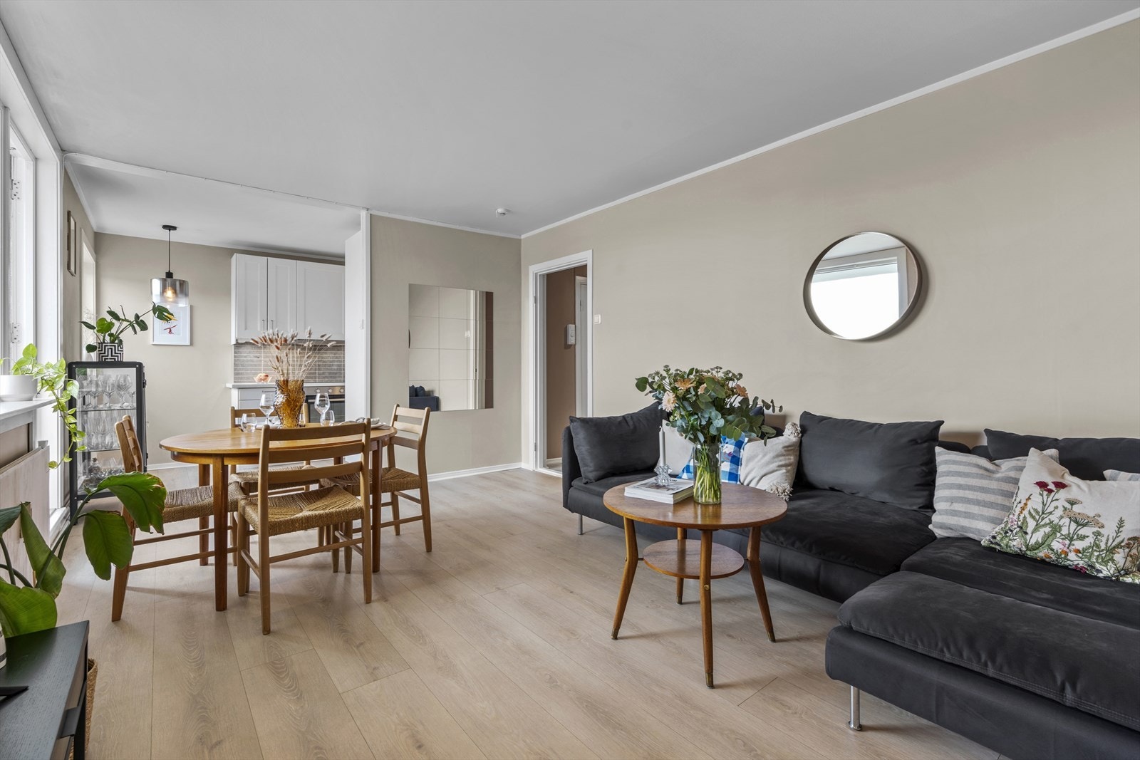 Leiligheten holder en god standard og har blitt godt vedlikeholdt over årene. Det har blant annet blitt lagt nytt gulv i alle rom (unntatt baderommet), og veggene i stue og gjesterommet har blitt sparklet og malt (2021). Galleribilde