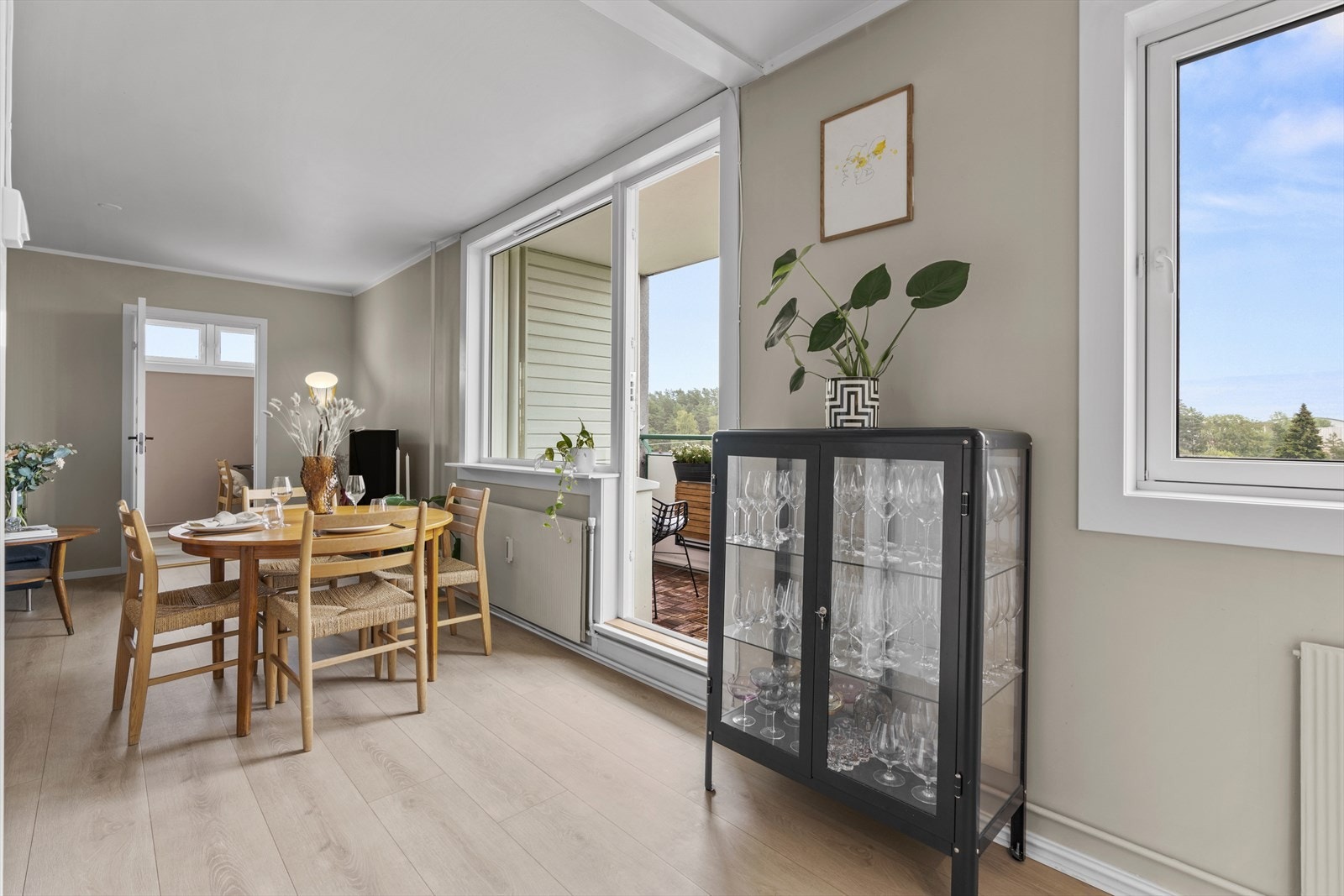 Stuen er lys og romslig, med plass til flere møbleringsmuligheter for å skape den stuen du selv ønsker. Galleribilde