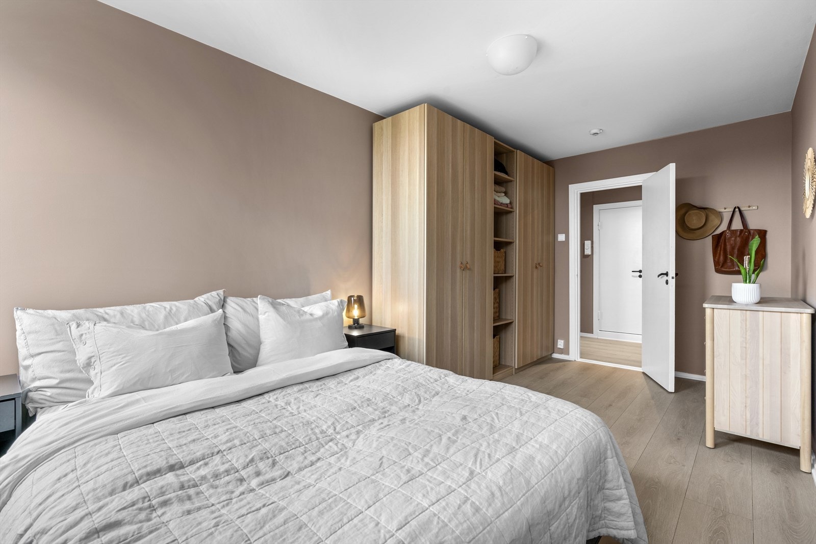 Hovedsoverommet er av god størrelse og har plass til stor seng og det du måtte ønske av møblement. Galleribilde