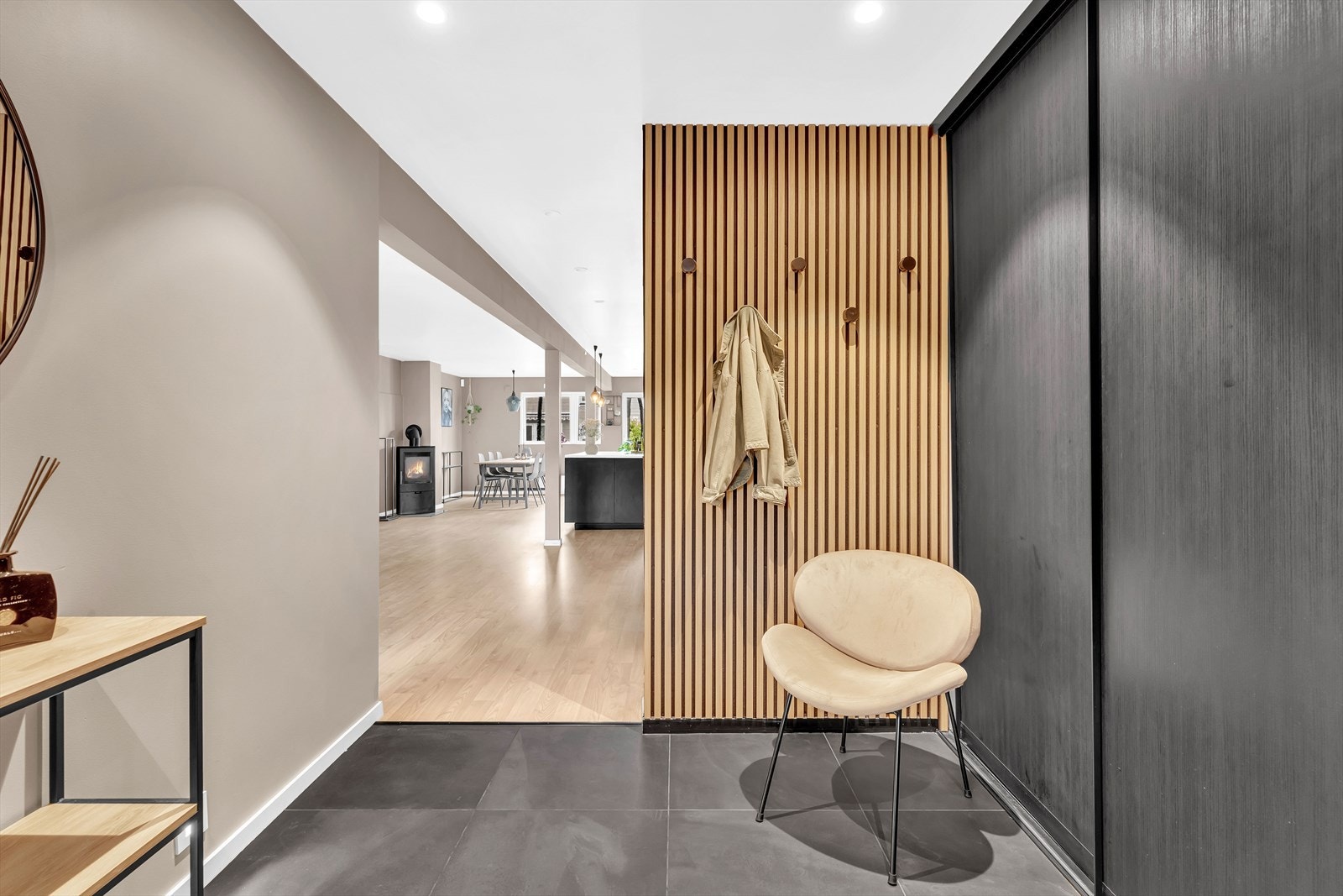 Flislagt entré med stor skyvedørsgarderobe og lekker spilevegg. Galleribilde