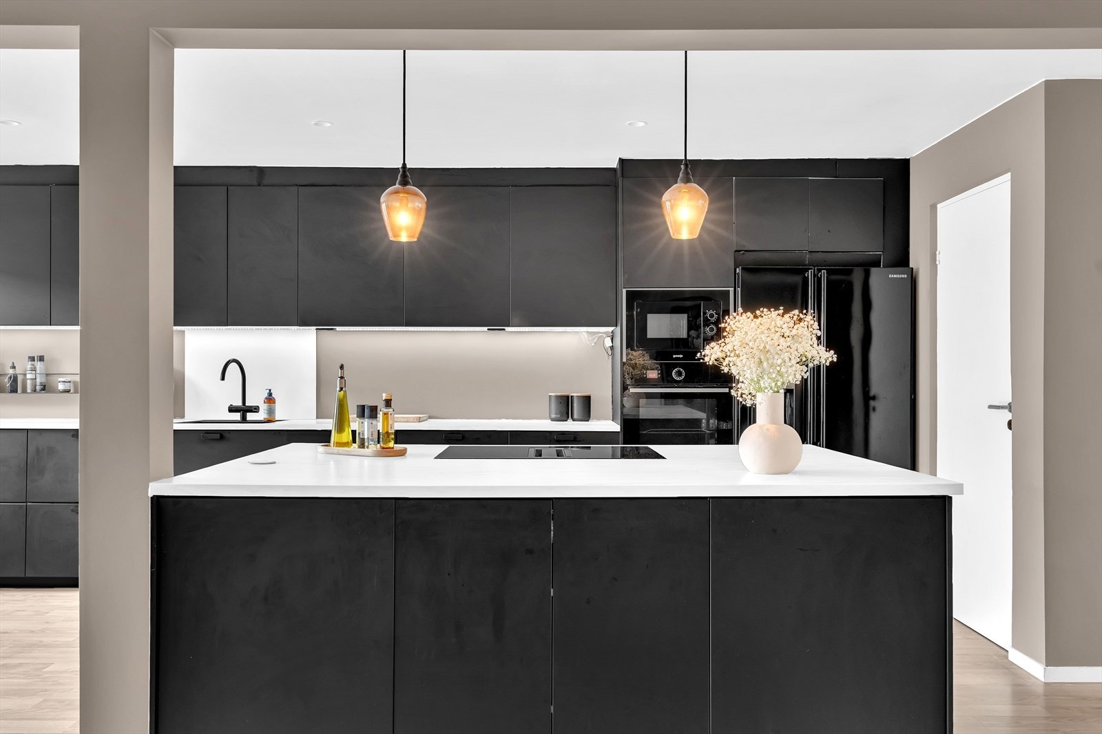 Kjøkkenet er i sort utførelse med downlights i himling og integrerte hvitevarer. Galleribilde