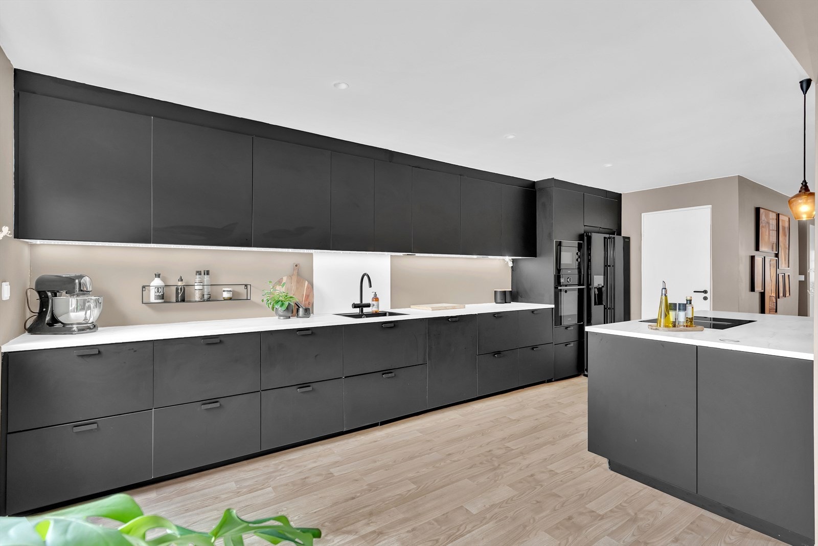 Stort og lekkert kjøkken binder allrommet sammen til en stor sosial sone. Galleribilde