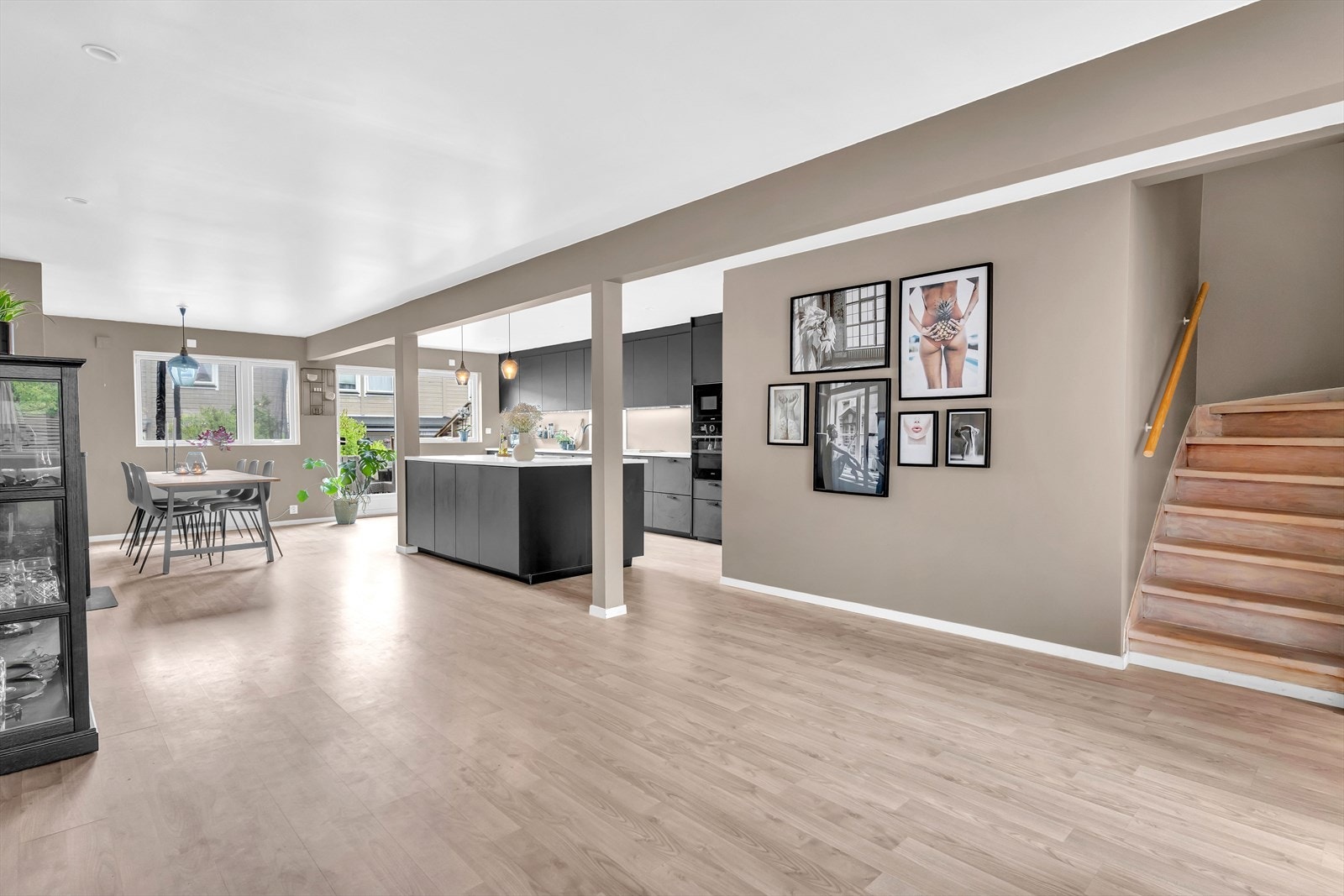 Her er det god planløsning med et romslig allrom i 1. etasje. Galleribilde