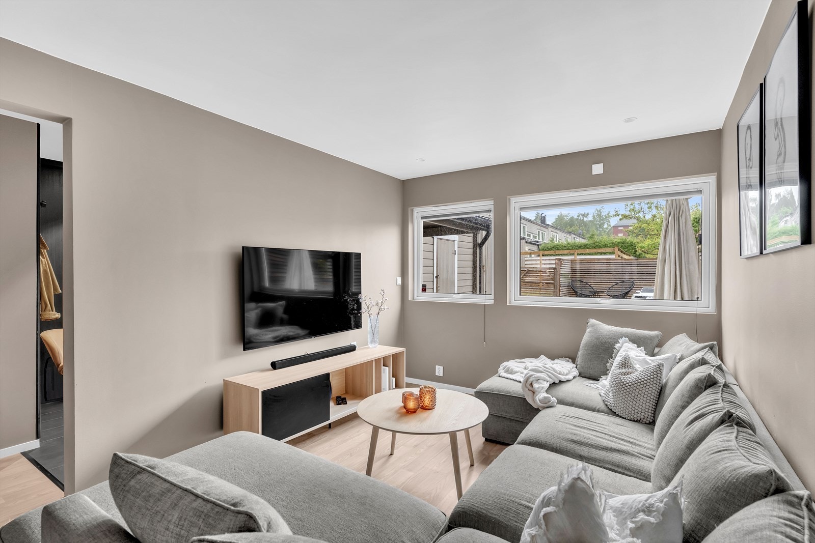 Sofakroken er i motsatt hjørne og er hele rekkehusets samlingspunkt. Galleribilde