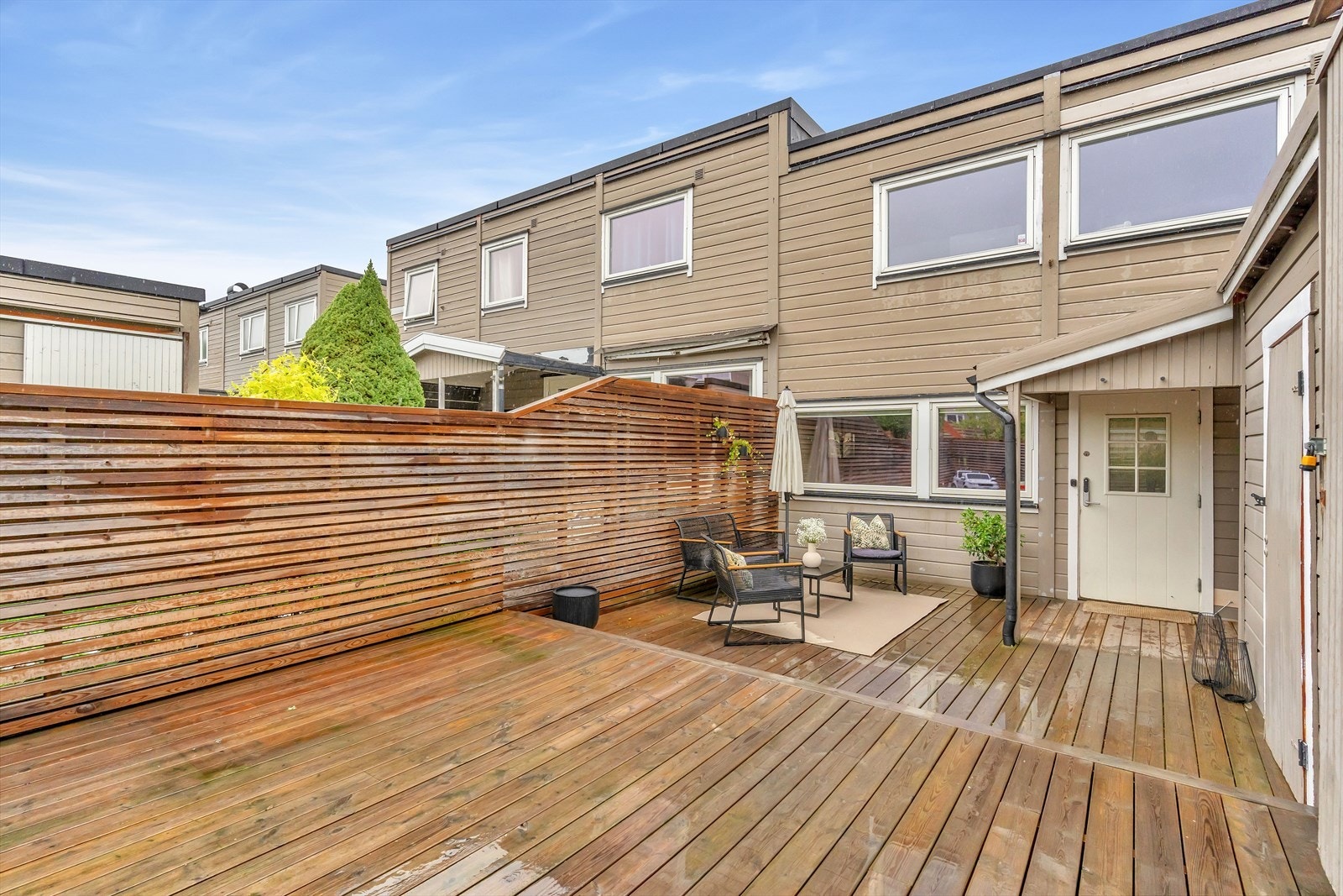 Landskronaveien 77 er et familievennlig og svært innbydende rekkehus i Skjettenbyen. Galleribilde