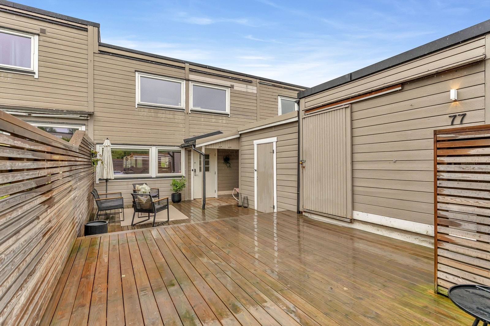 På terrassen er det god plass til sittegruppe, solsenger, grill og beplantning. Det er også en terrasse på baksiden av huset. Galleribilde