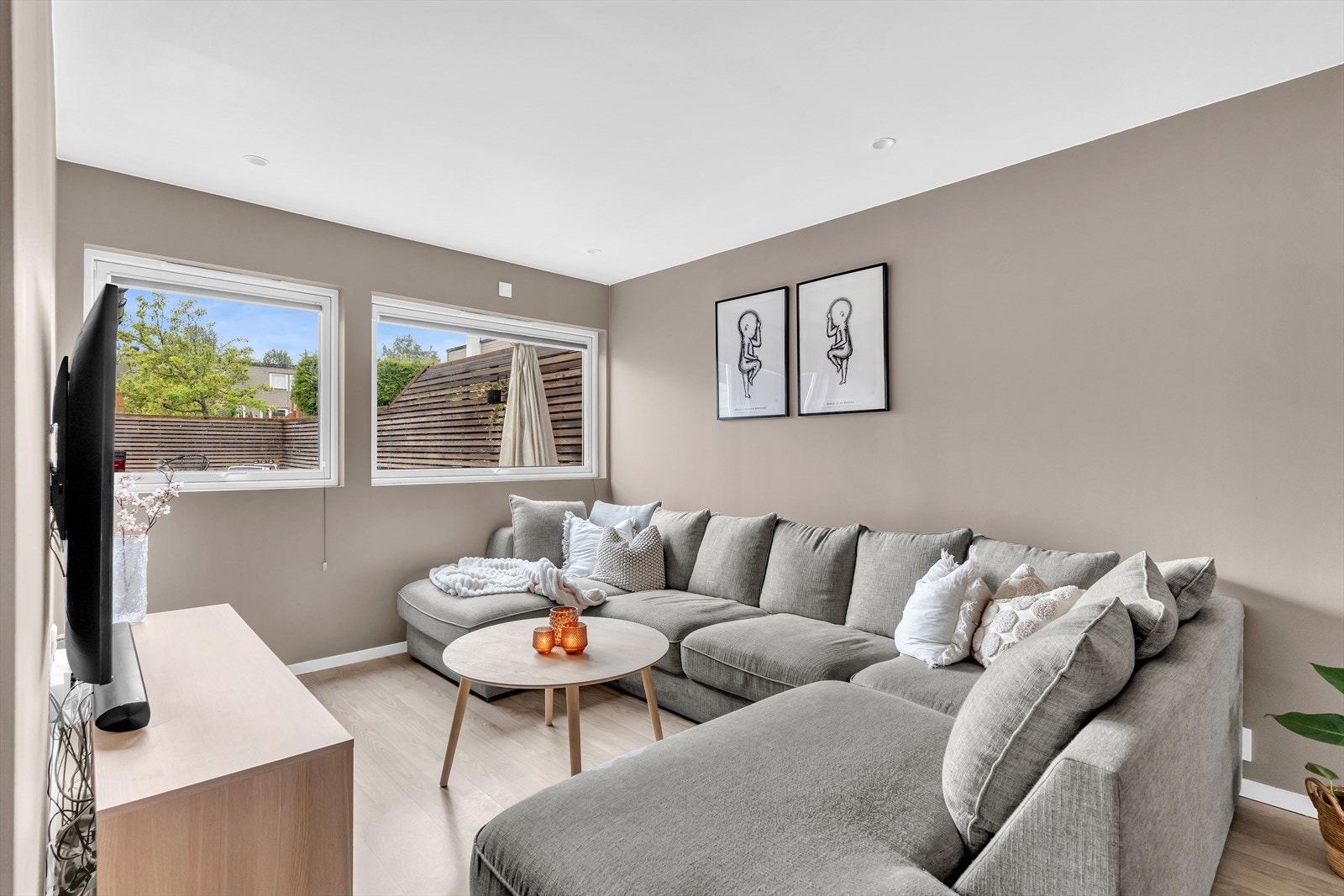 Her er det god plass til en stor sofagruppe og tilhørende mediemøblement. Galleribilde