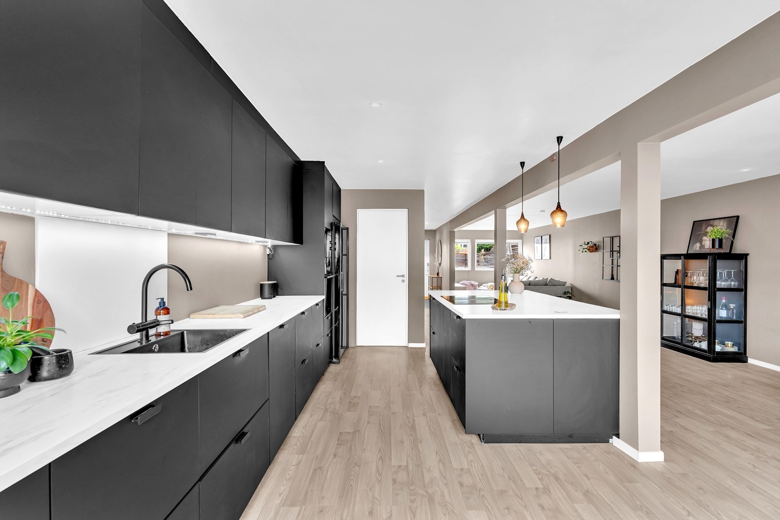 Kjøkkenet byr på god skap- og benkeplass for kokken, samt gode arbeidsforhold. Galleribilde