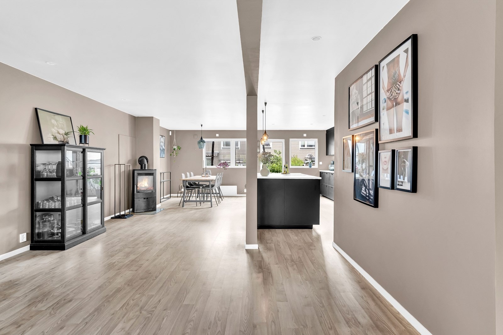 De store vindusflatene fra hver sin side av huset slipper inn rikelig med naturlig lys i allrommet. Galleribilde