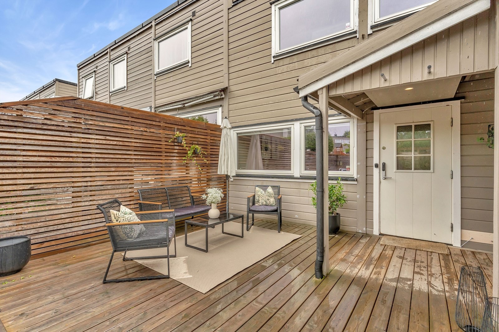 Overbygget inngangsparti med Yale Doorman lås. Galleribilde