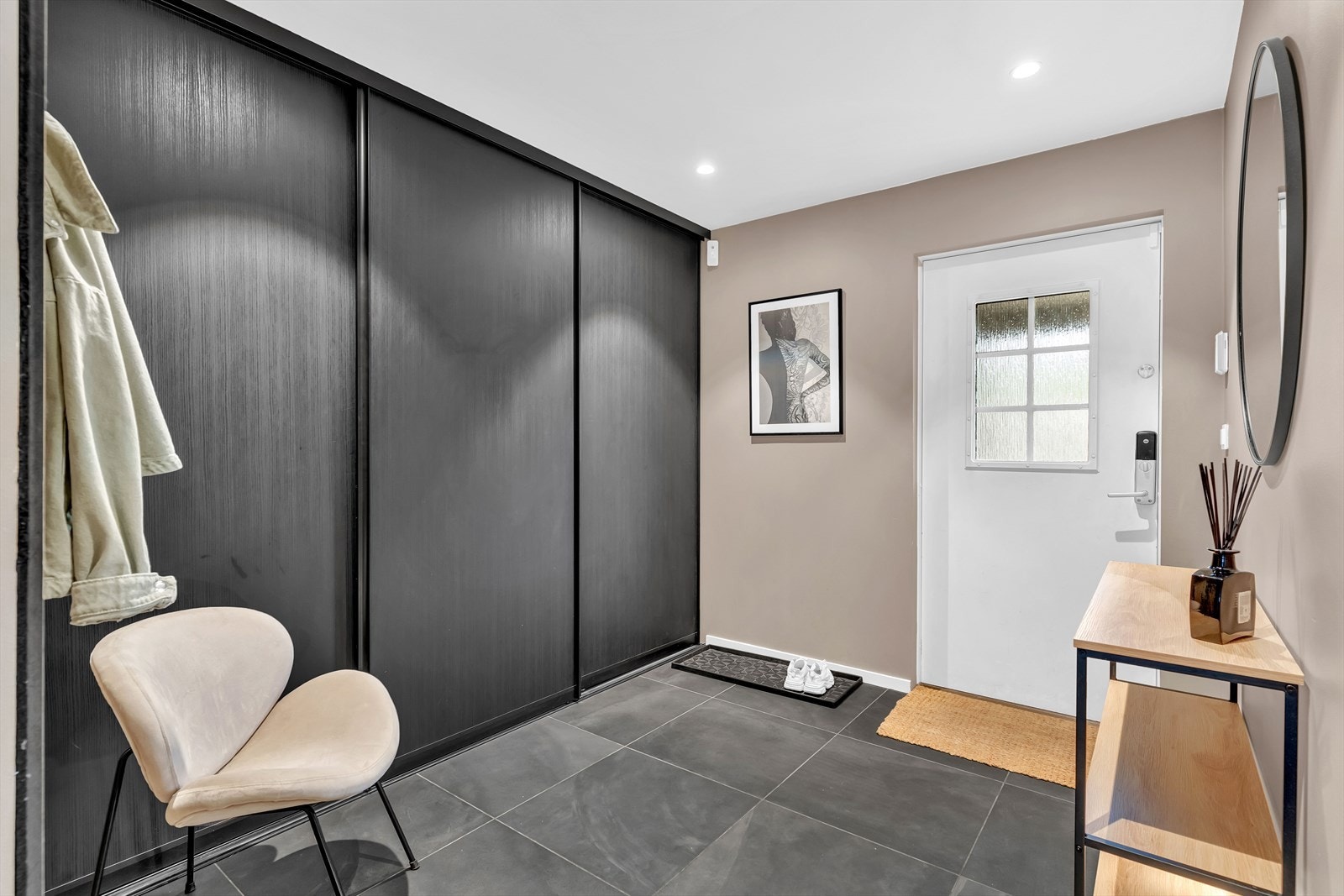 Entreen gir et svært godt førsteinntrykk av boligen. Galleribilde