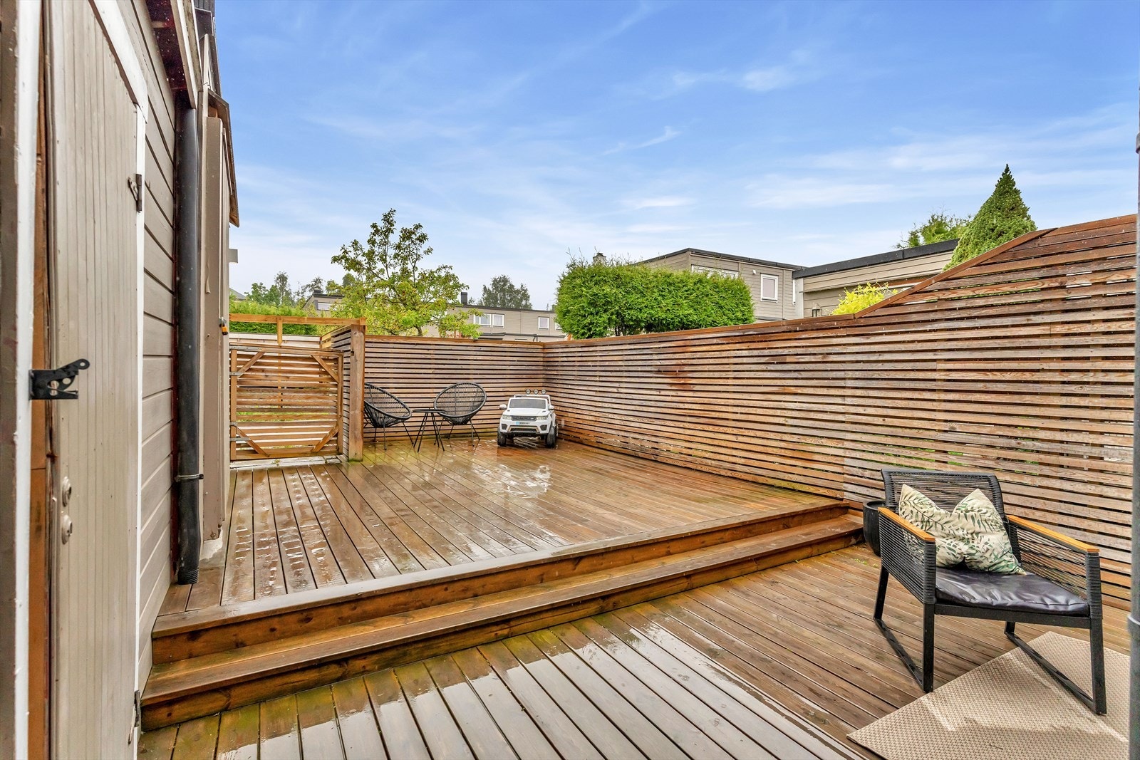 Stor, innbydende terrasse ved inngangspartiet med gode solforhold. Galleribilde