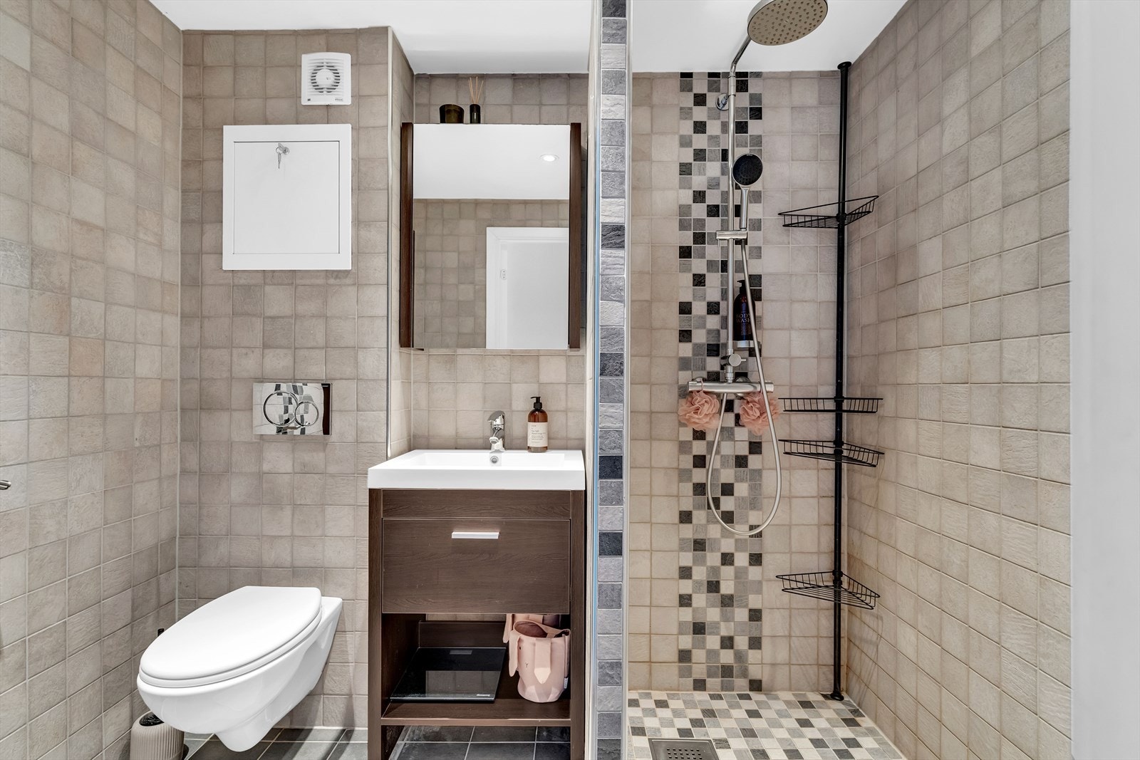 Pent baderom i 2. etasje med flislagte gulv og vegger. Galleribilde