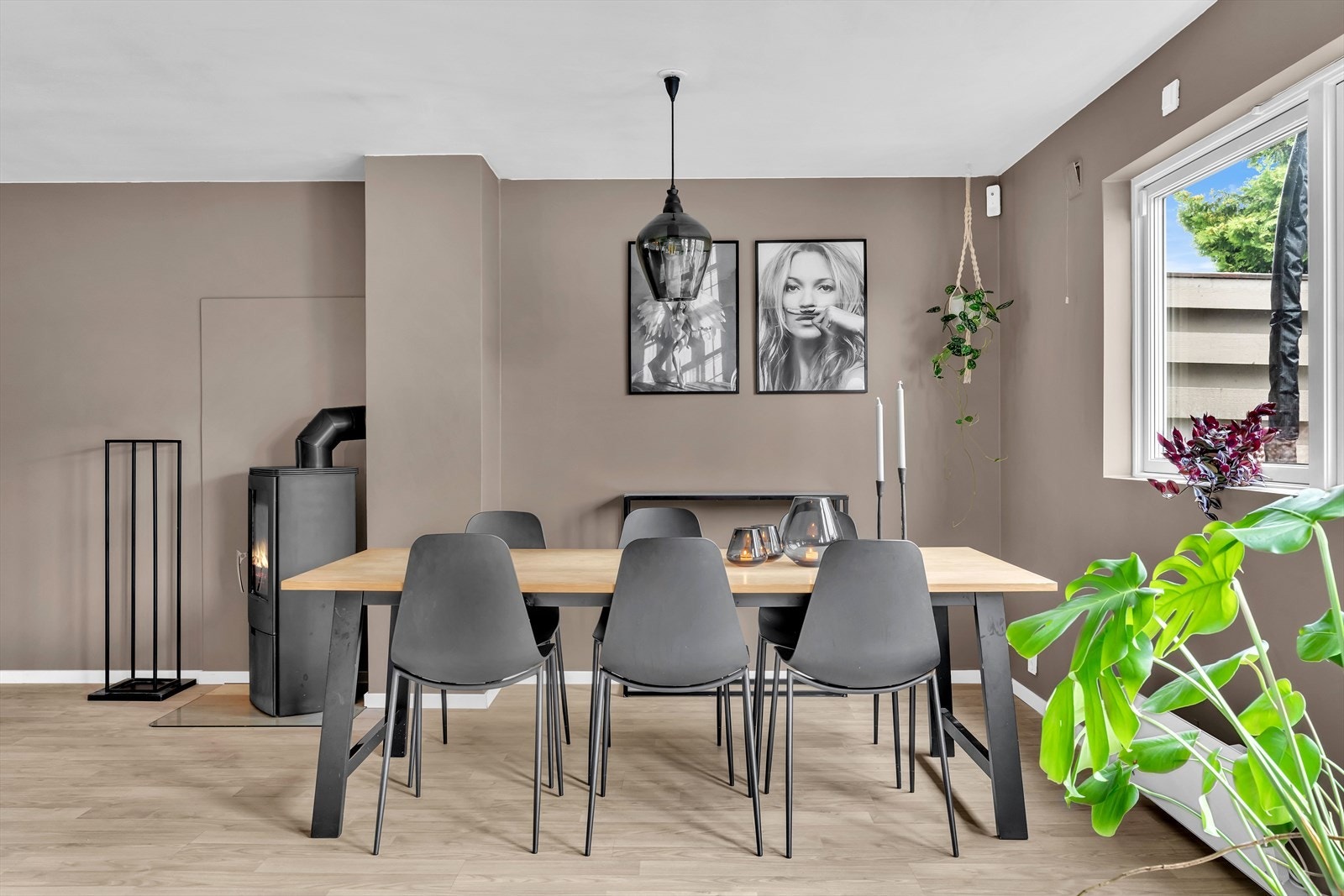 Spisestuen er naturlig plassert ved kjøkkenet. Her er det god plass til både venner og familie. Galleribilde