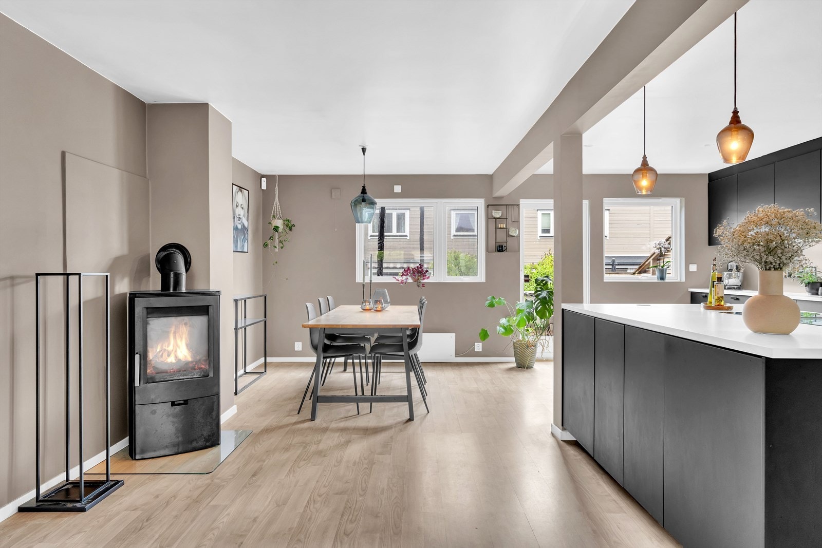 Lun atmosfære sikres av peisovnen mellom spisestue og sofakrok. Galleribilde