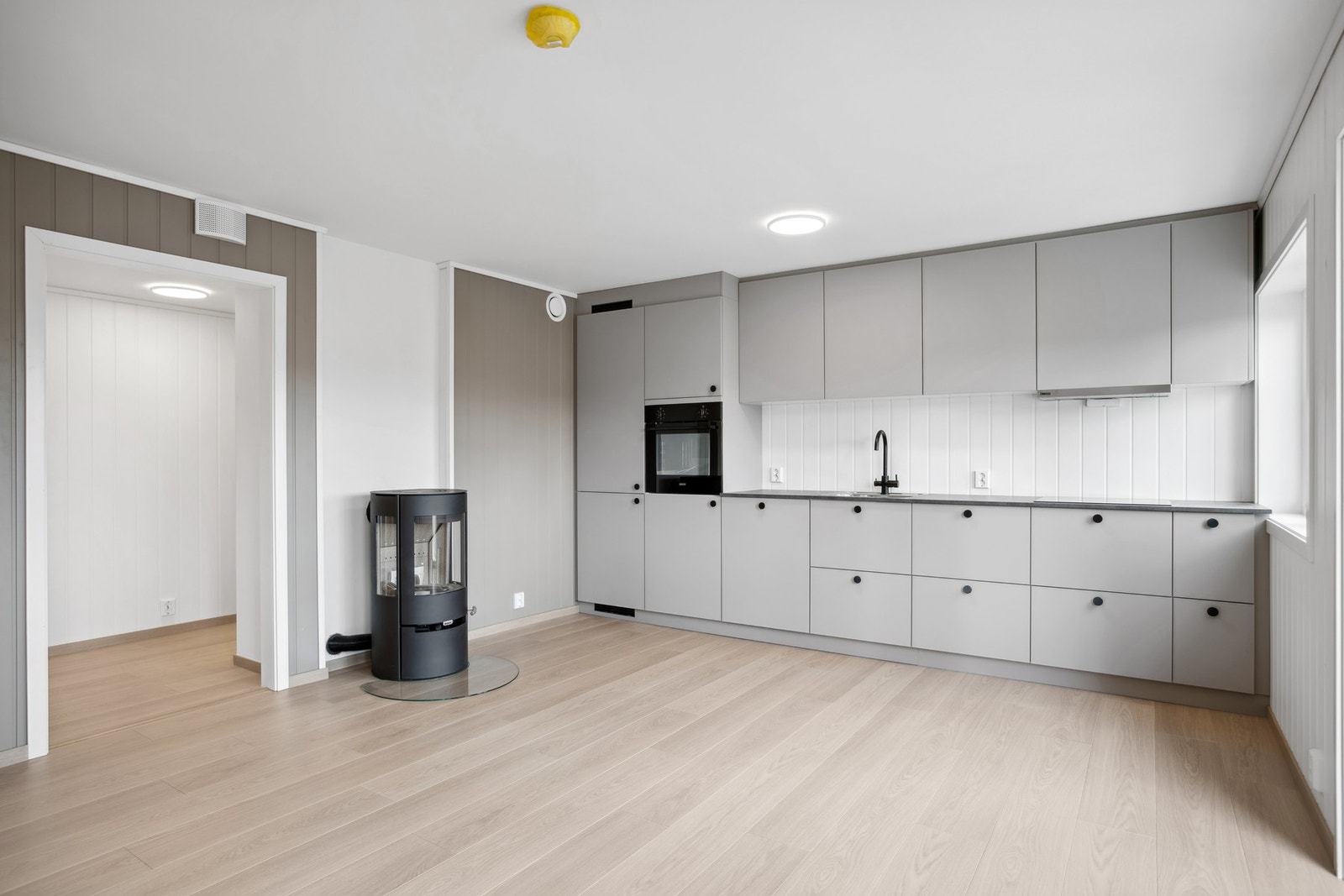 Det er montert vedovn i leiligheten Galleribilde