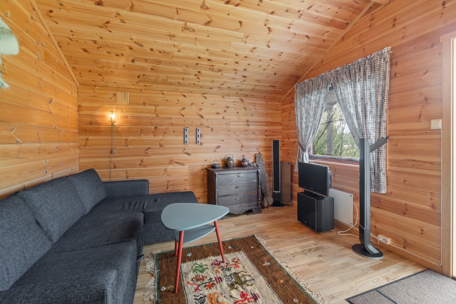 I annekset finner du en stue/gjesterom på ca. 10 kvm. Galleribilde