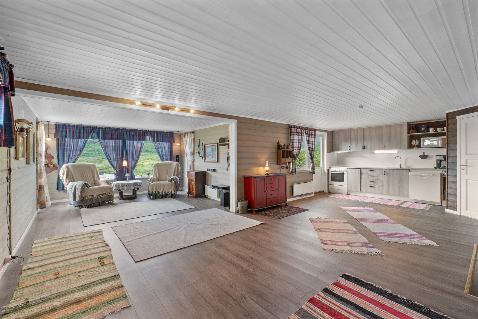 Velkommen inn! Fritidsboligen har stue- og kjøkken i delvis åpen løsning. Galleribilde