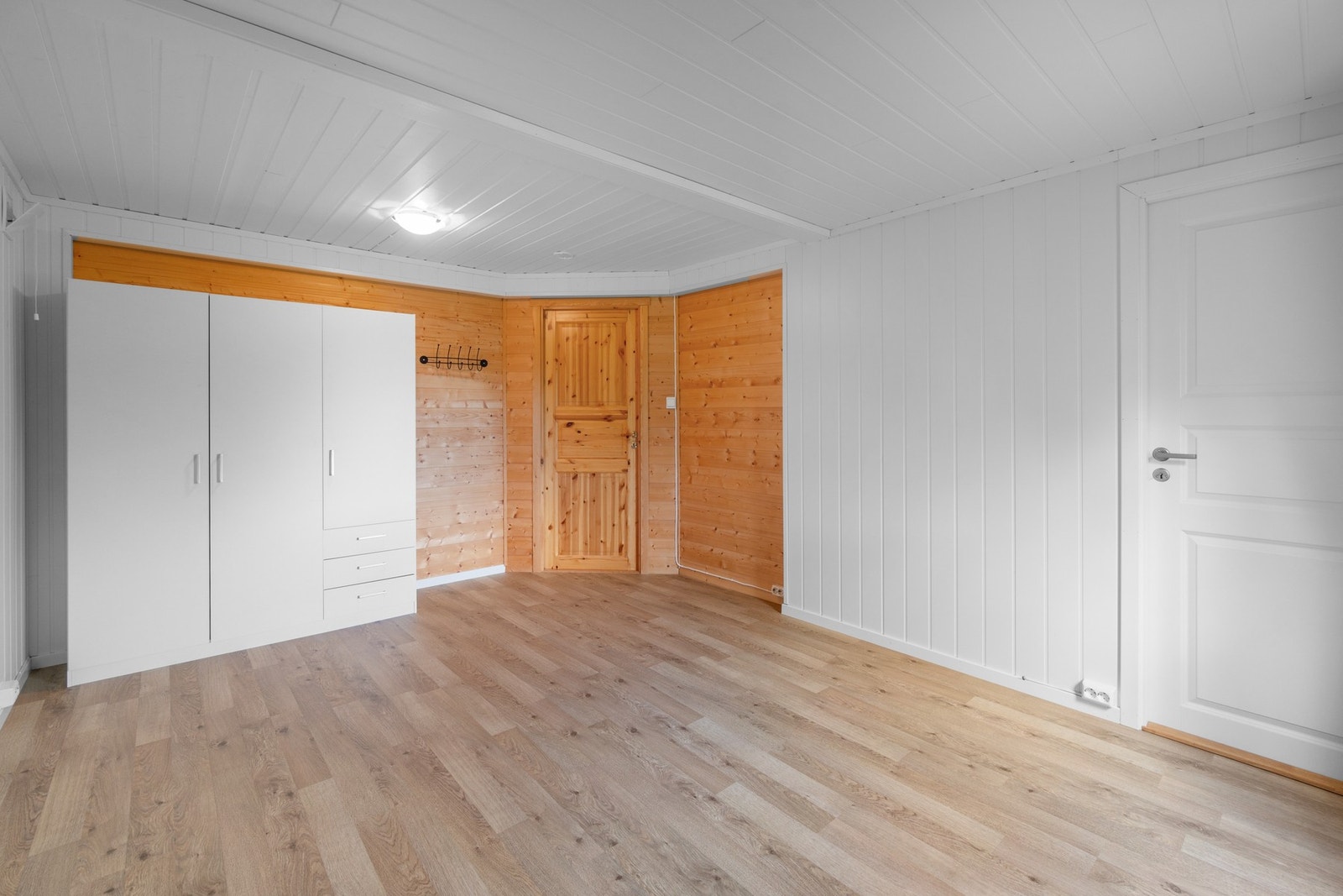 Hytta har totalt 3 soverom av god størrelse. Hovedsoverommet har også et tilhørende walk-in closet/garderobe. Galleribilde