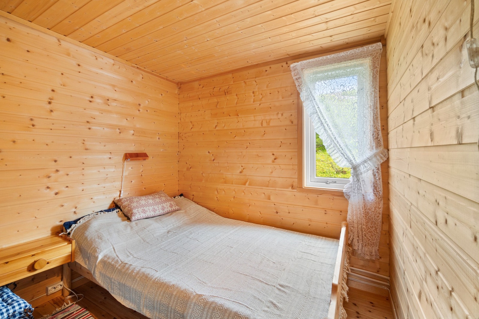 Videre i boligen kommer vi til soverom nr. 2. Her er det god plass til dobbeltseng og tilhørende møblement. Galleribilde