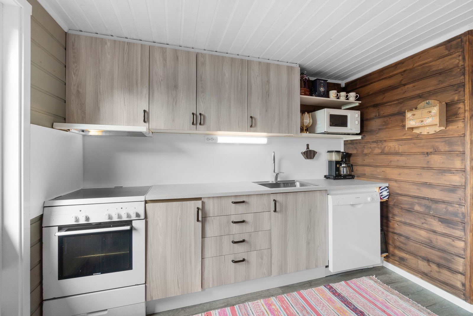 Praktisk kjøkken med god skap- og benkeplass. Galleribilde