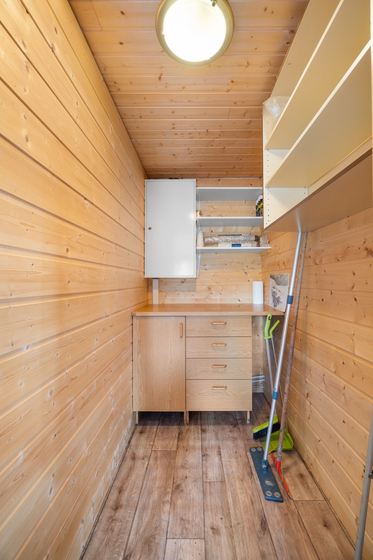 I hytta er det også en praktisk innvendig bod. Galleribilde