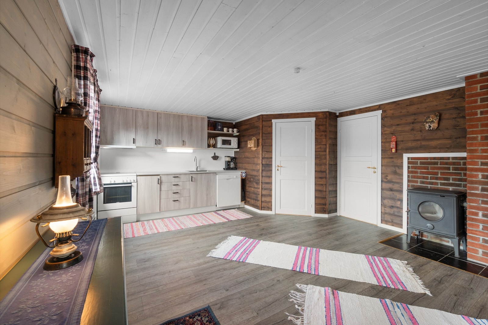 Hytta har innlagt både strøm og vann. Her har man alle fasiliteter man trenger. Galleribilde