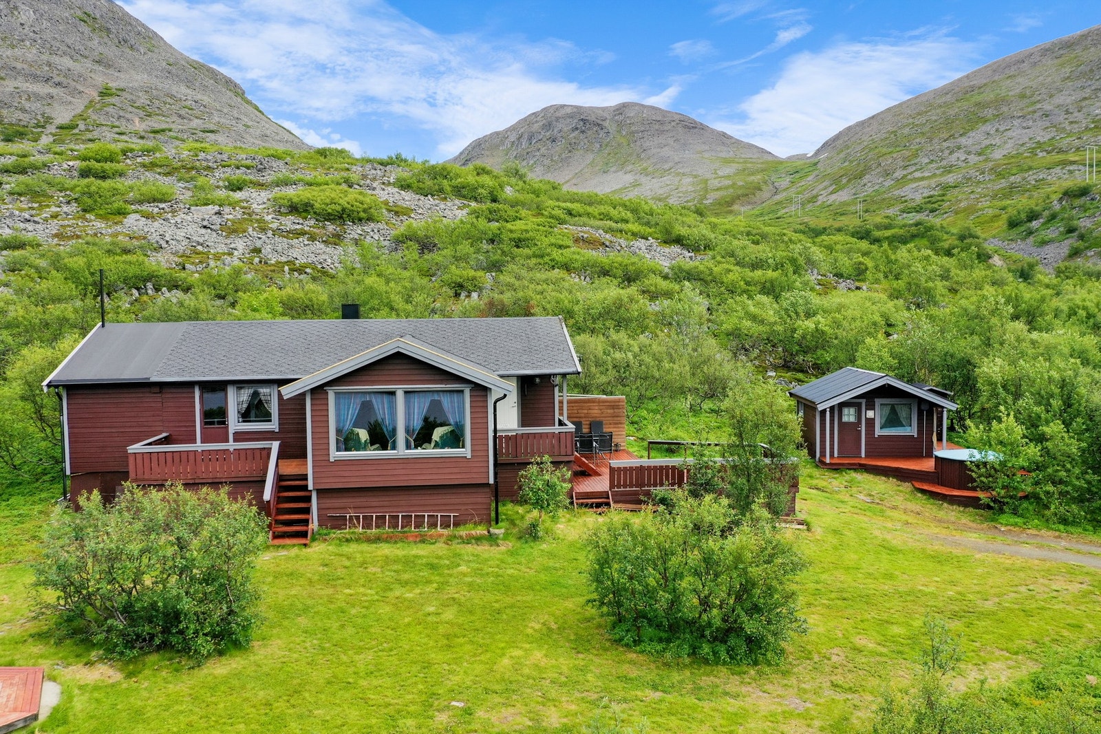 Her er det velstelte uteområder, og romslig terrasse i flere himmelretninger. Galleribilde