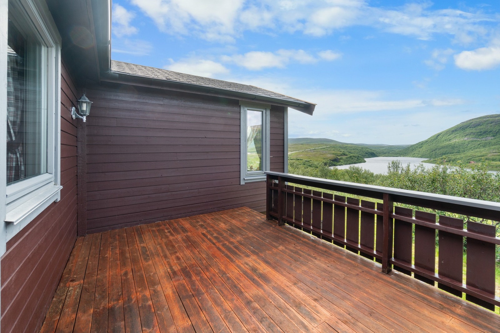 Eiendommen har totalt 4 terrasser. Her er det balkong like utenfor kjøkkenet med trapp til hagen. Galleribilde