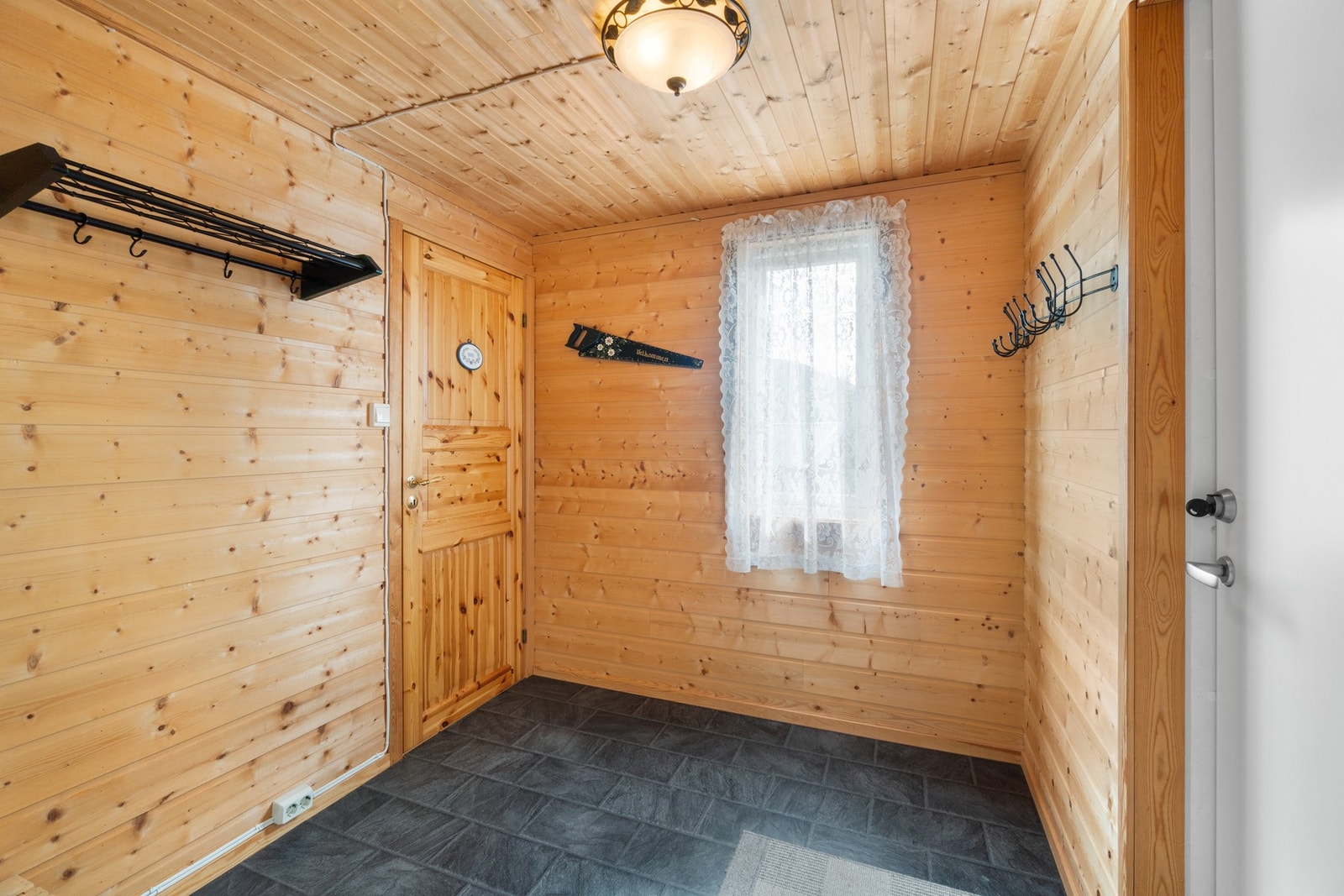I inngangspartiet er det god plass til å henge fra seg yttertøyet. Legg merke til nærliggende bad. Galleribilde