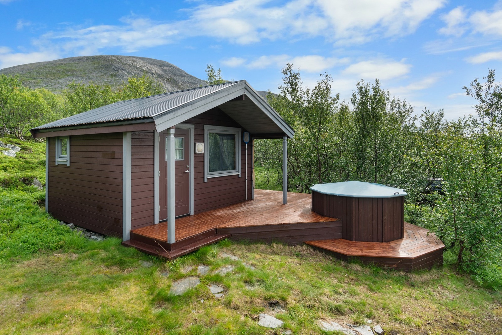 Utenfor annekset er det et stor platting med plassbygd stamp. Galleribilde