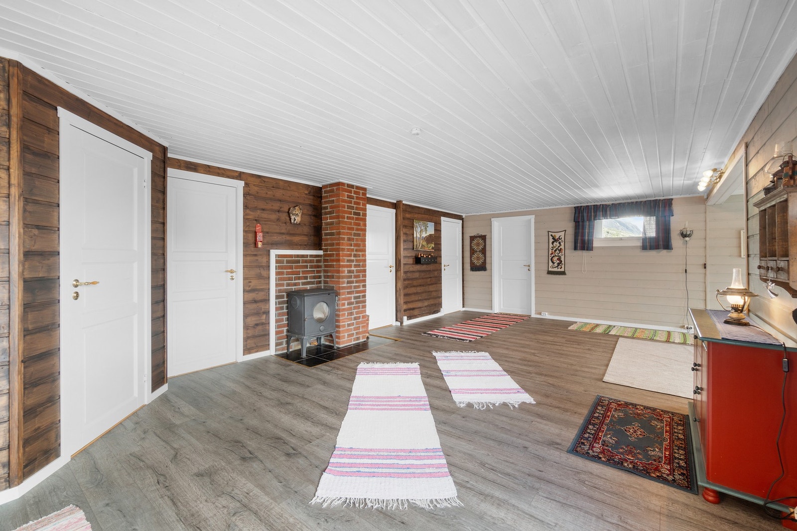 I hytta er det en vedfyrt peisovn som sørger for en lun oppvarming. Galleribilde